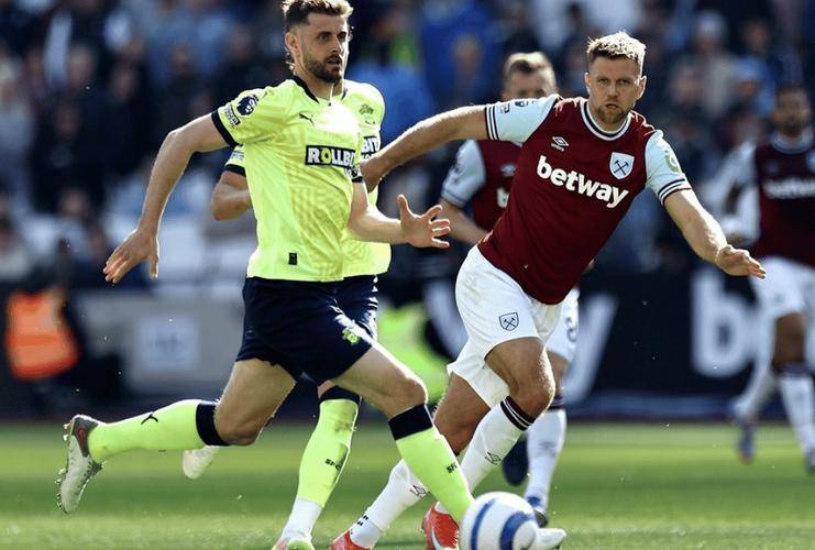 沃尔夫斯堡客场取胜，队内年轻球员表现出色(沃尔夫斯堡历年阵容)