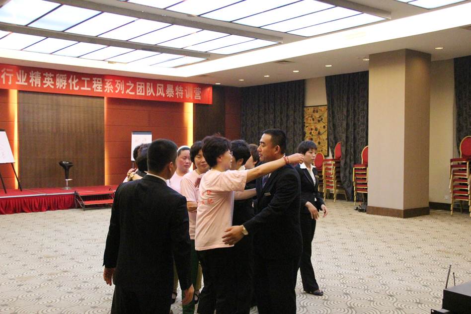 球队备战决赛，教练谈团队合作的重要性的简单介绍