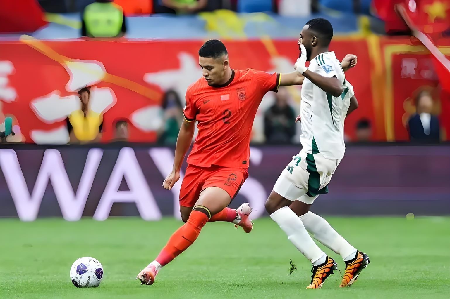 关于足球比赛赛场紧张刺激，球员表现让人惊艳的信息