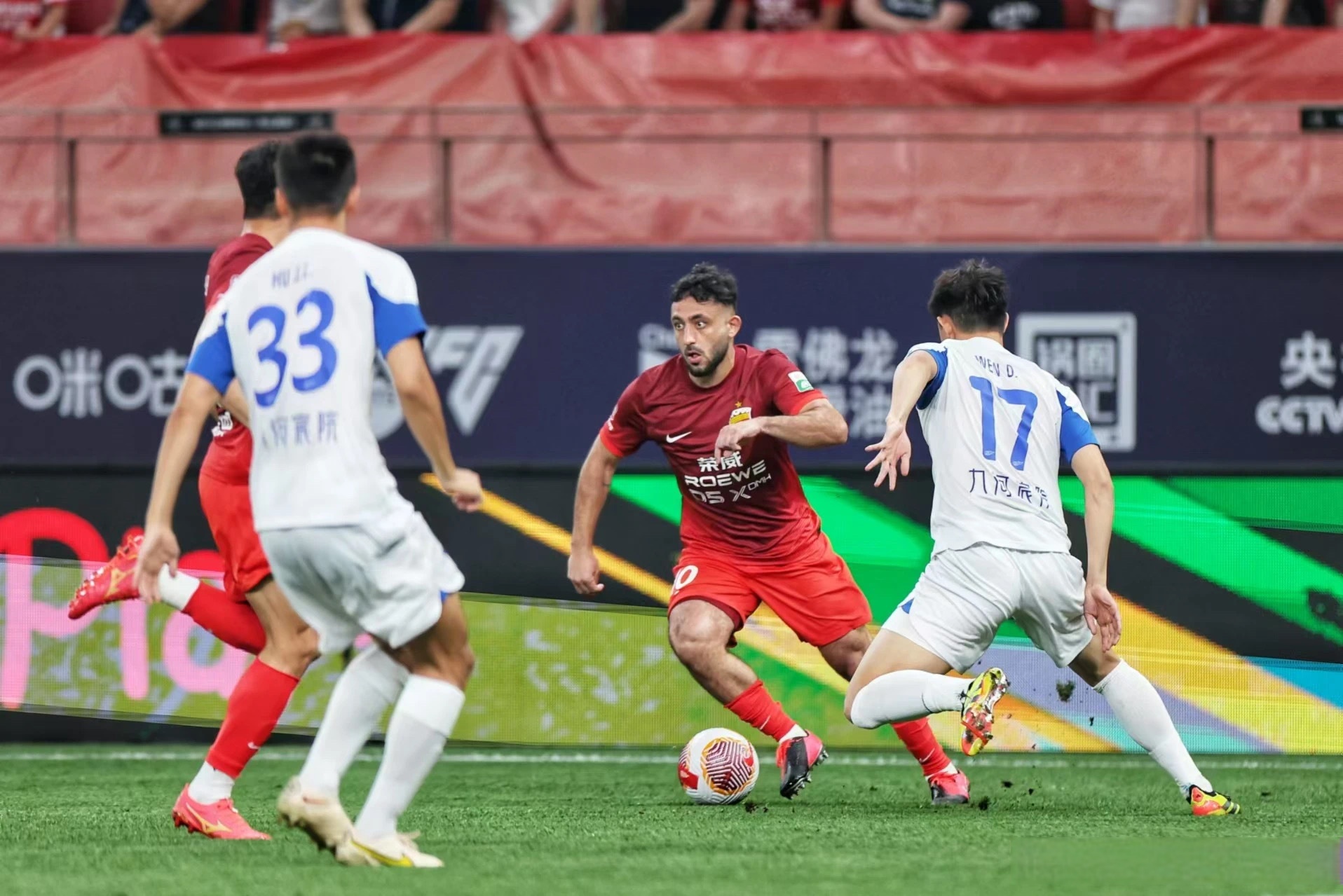 关于中超豪强上海上港大胜喀麦隆军团，顺利晋级的信息