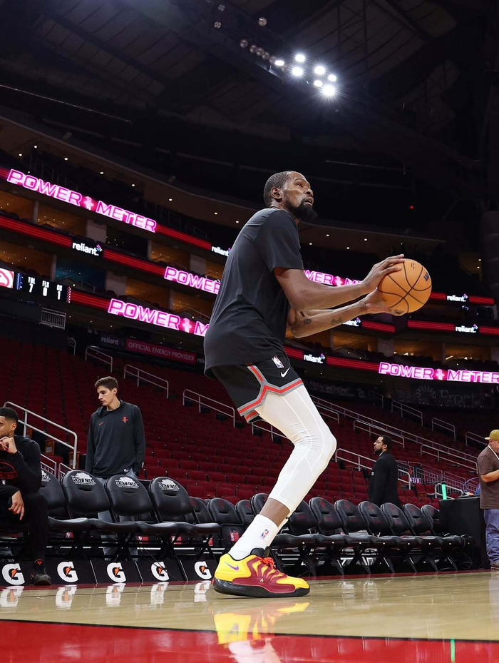 火箭队后场新秀崭露头角，突破关键球破局，助球队获胜的简单介绍